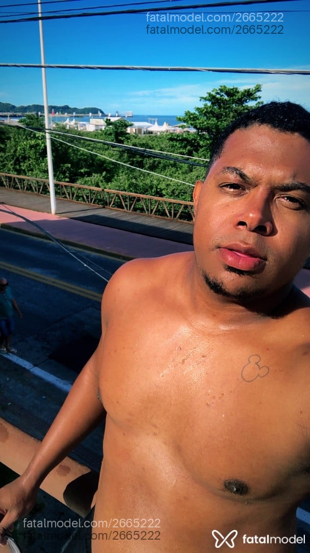 Acompanhante homem com cabelo castanho de olhos pretos em Itajaí - Denzel