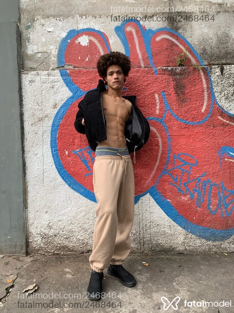 Acompanhante homem com cabelo castanho de olhos verdes em São Paulo Acompanhante homem com cabelo castanho de olhos verdes em São Paulo - Mister Kisses