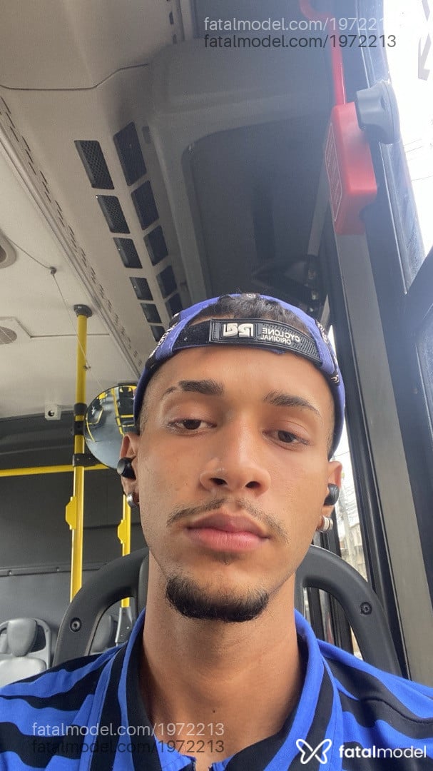 Acompanhante homem com cabelo castanho de olhos castanhos em Virtual Acompanhante homem com cabelo castanho de olhos castanhos em Virtual - caizin