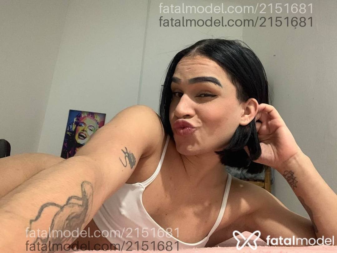 Acompanhante mulher trans morena (o) de olhos mel - Stella Belline