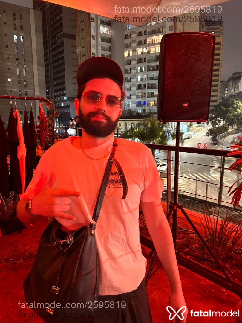 Acompanhante homem com cabelo castanho de olhos castanhos em Virtual - Marcelo