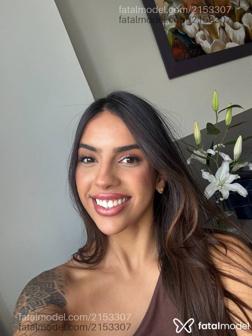 Acompanhante mulher morena (o) de olhos pretos - Luara