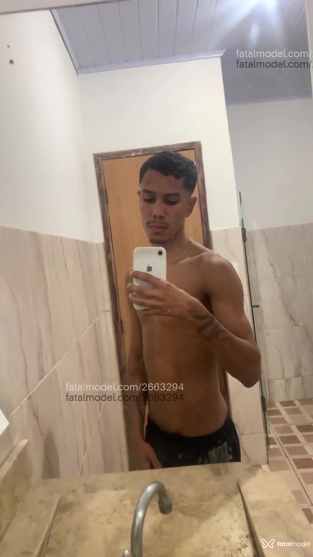 Acompanhante homem com cabelo castanho de olhos pretos em Virtual - Jhoon