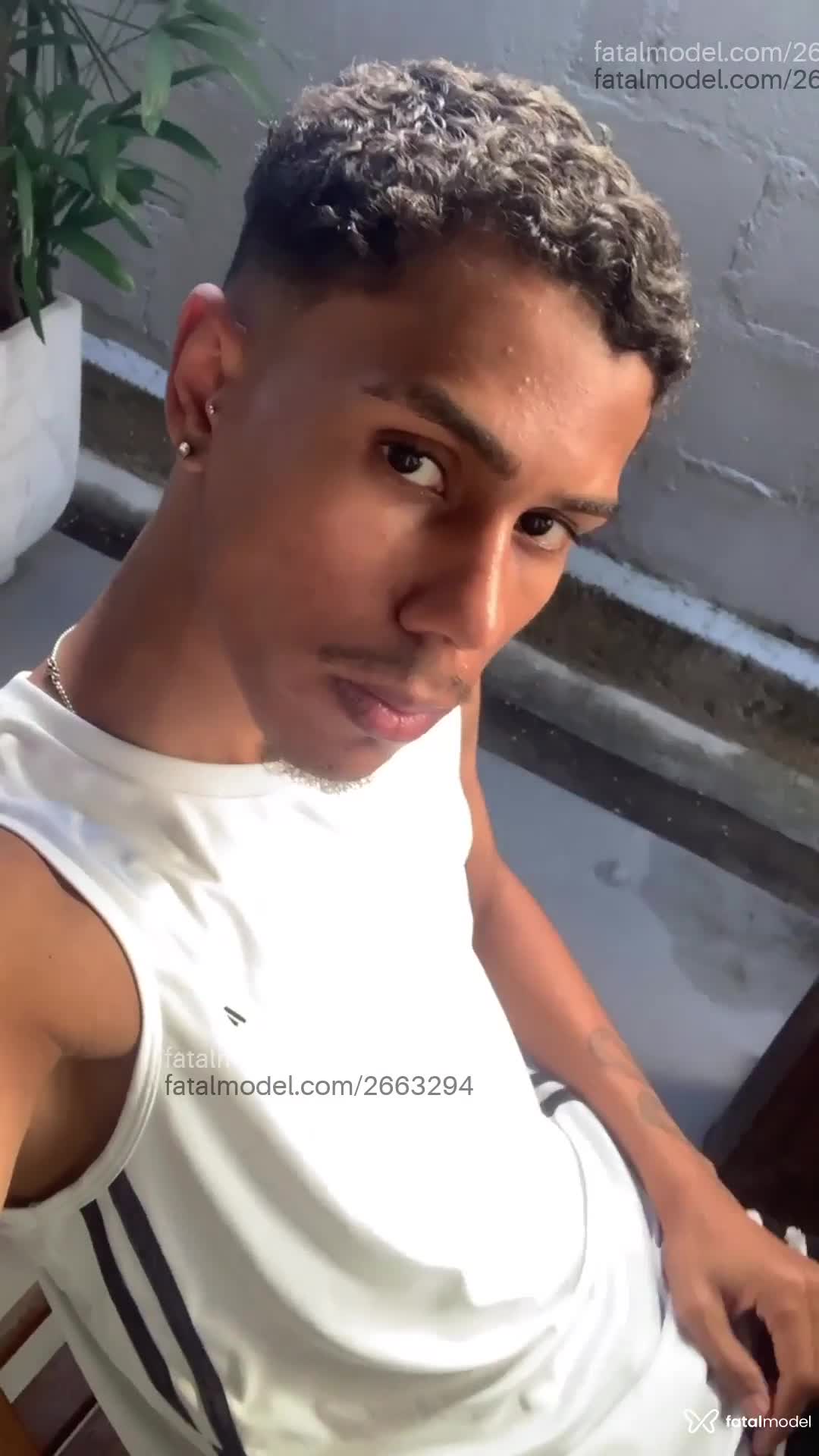 Acompanhante homem com cabelo castanho de olhos pretos em Virtual - Jhoon