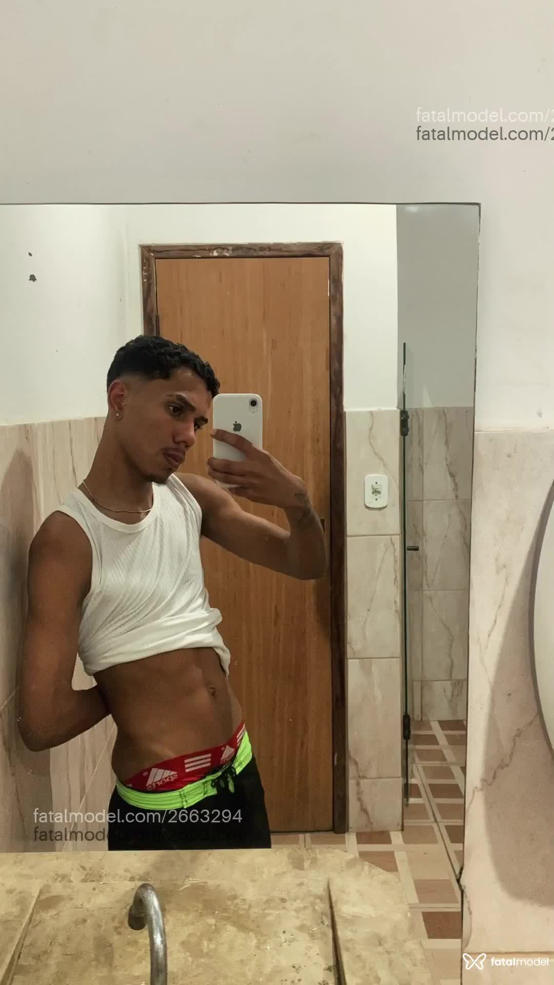 Acompanhante homem com cabelo castanho de olhos pretos em Virtual - Jhoon