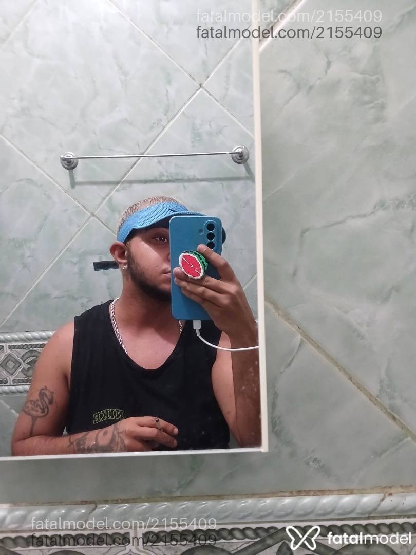 Acompanhante homem trans com cabelo colorido de olhos castanhos - Kauã