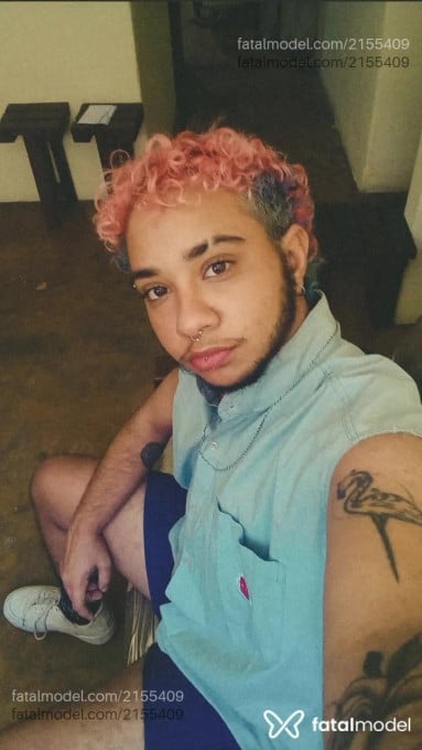Acompanhante homem trans com cabelo colorido de olhos castanhos em Virtual - Kauã