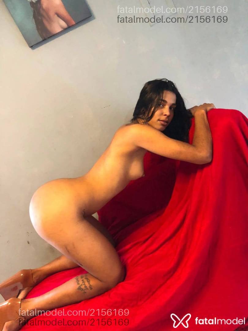 Acompanhante mulher com cabelo castanho de olhos castanhos - Lyly Ferraz