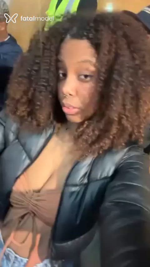Acompanhante mulher loira (o) de olhos castanhos - Barbara