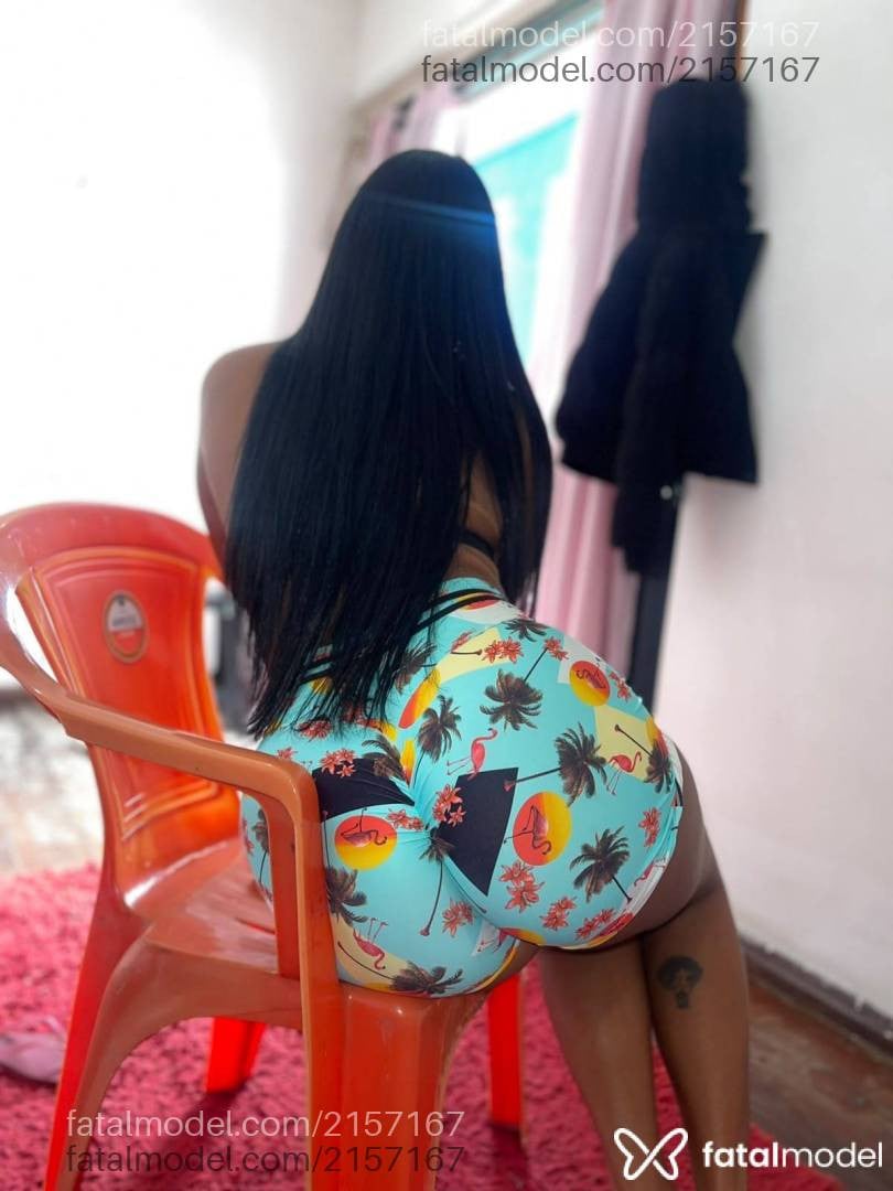 Acompanhante mulher com cabelo castanho de olhos pretos - Larissa Maia