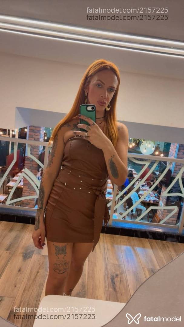 Acompanhante mulher trans com cabelo castanho de olhos azuis - Yasmim Fernandes