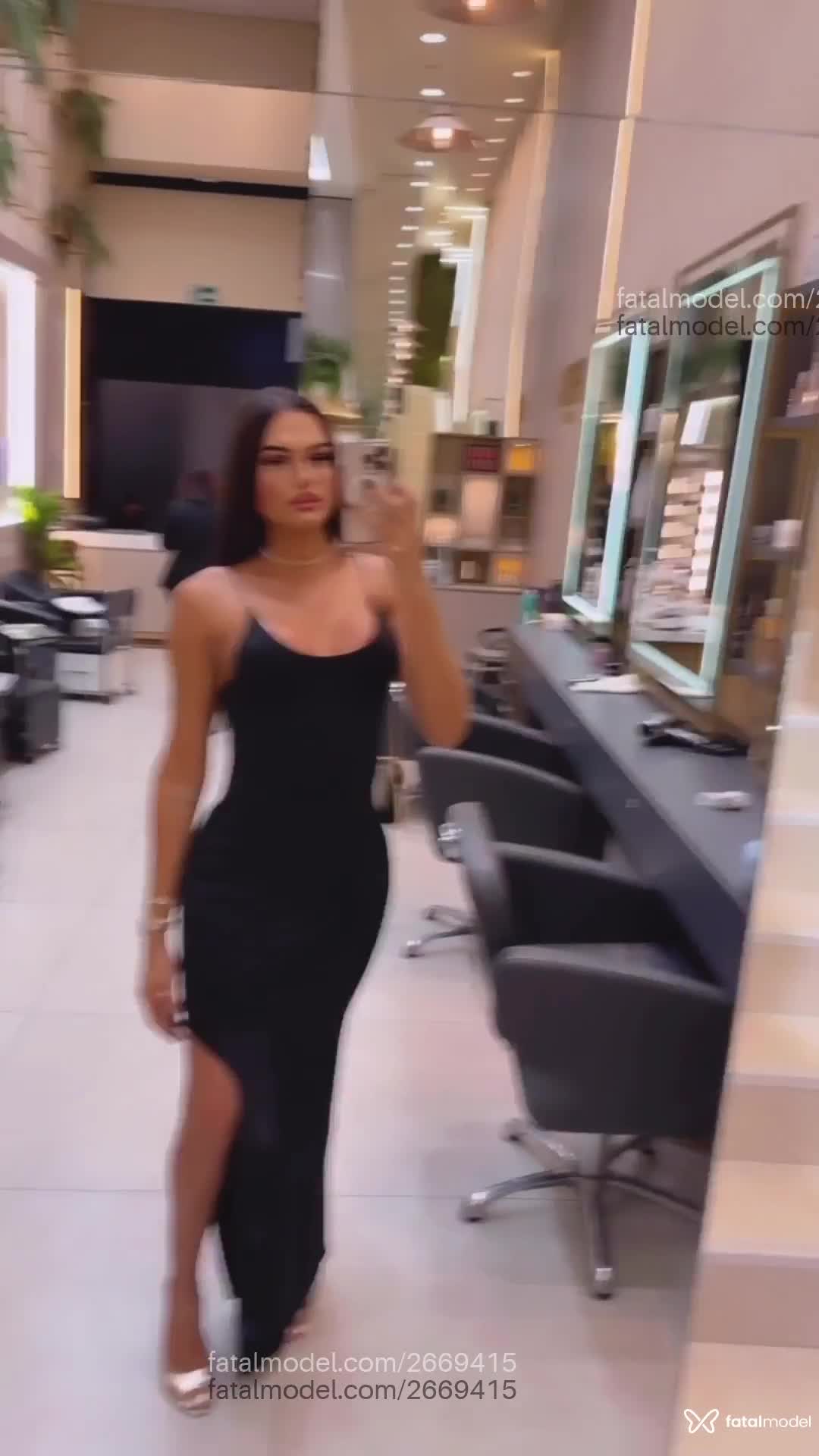 Acompanhante mulher trans morena (o) de olhos castanhos - Littledoll
