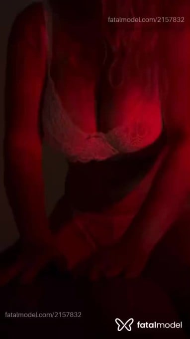 Acompanhante mulher loira (o) de olhos castanhos - Débora