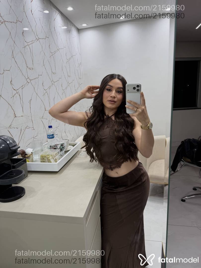 Acompanhante mulher com cabelo castanho de olhos mel - Dávila Martire