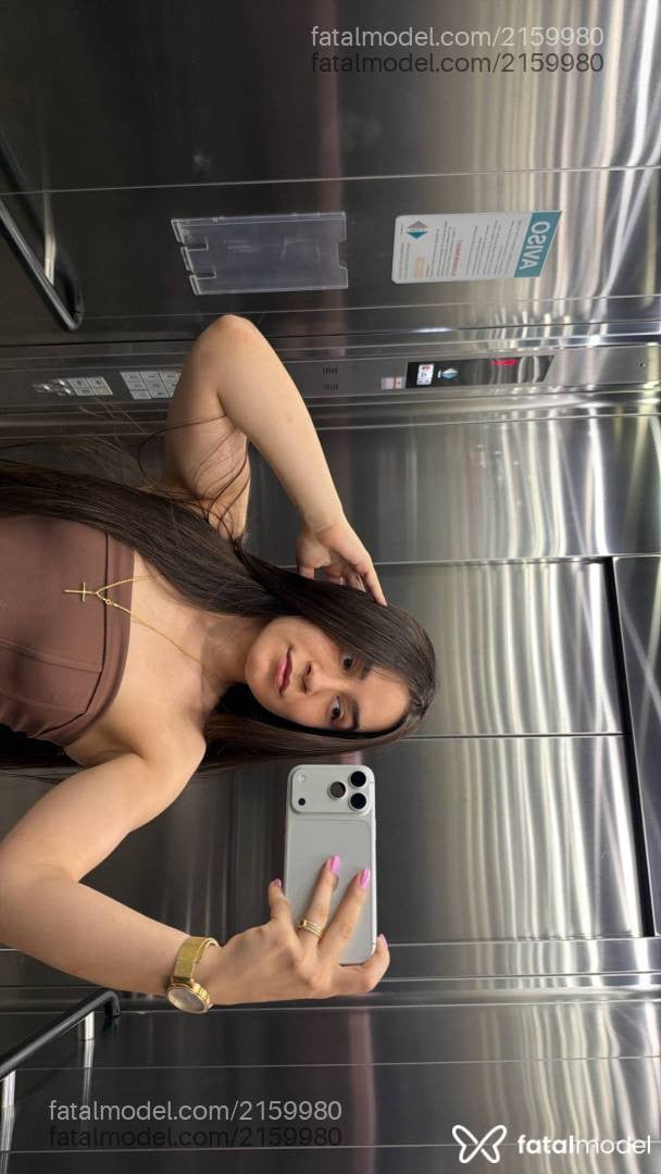 Acompanhante mulher com cabelo castanho de olhos mel - Dávila Martire