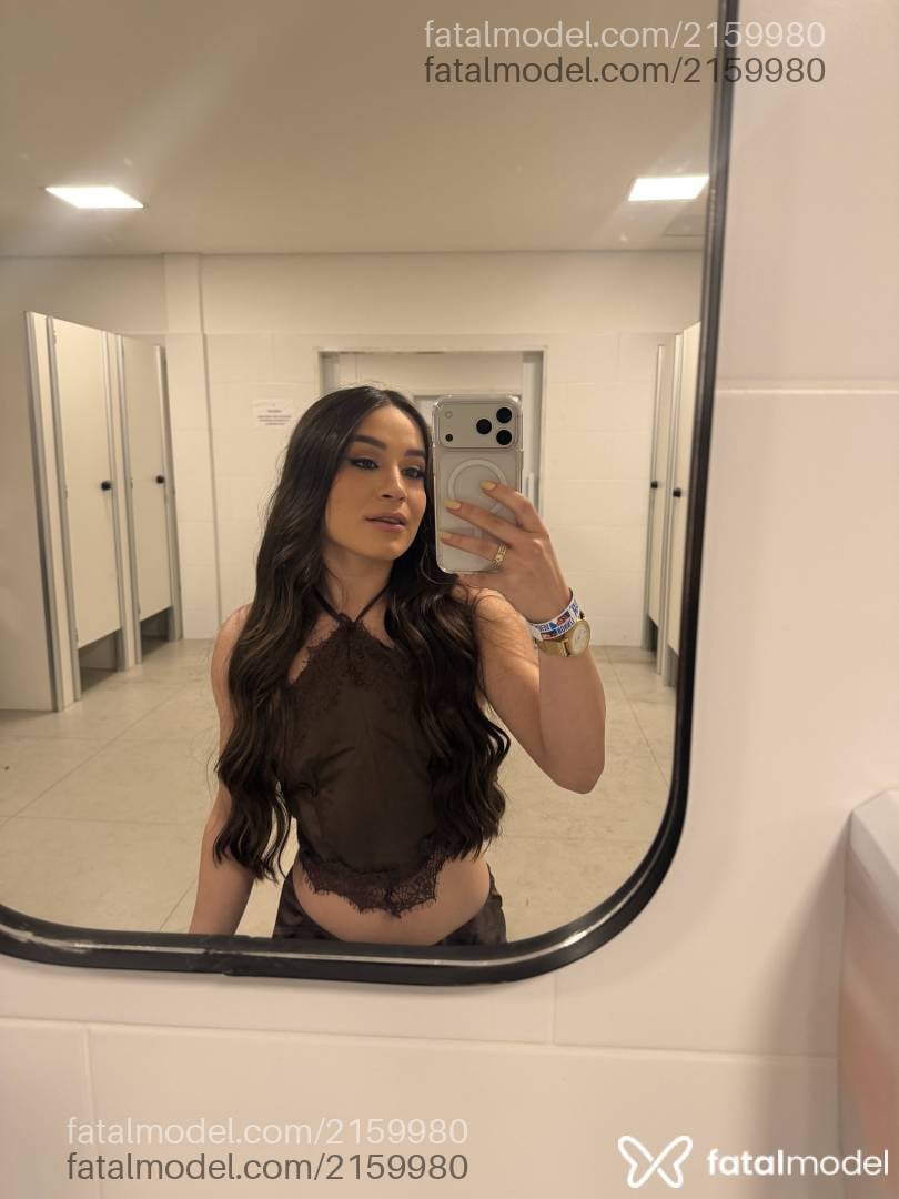Acompanhante mulher com cabelo castanho de olhos mel - Dávila Martire