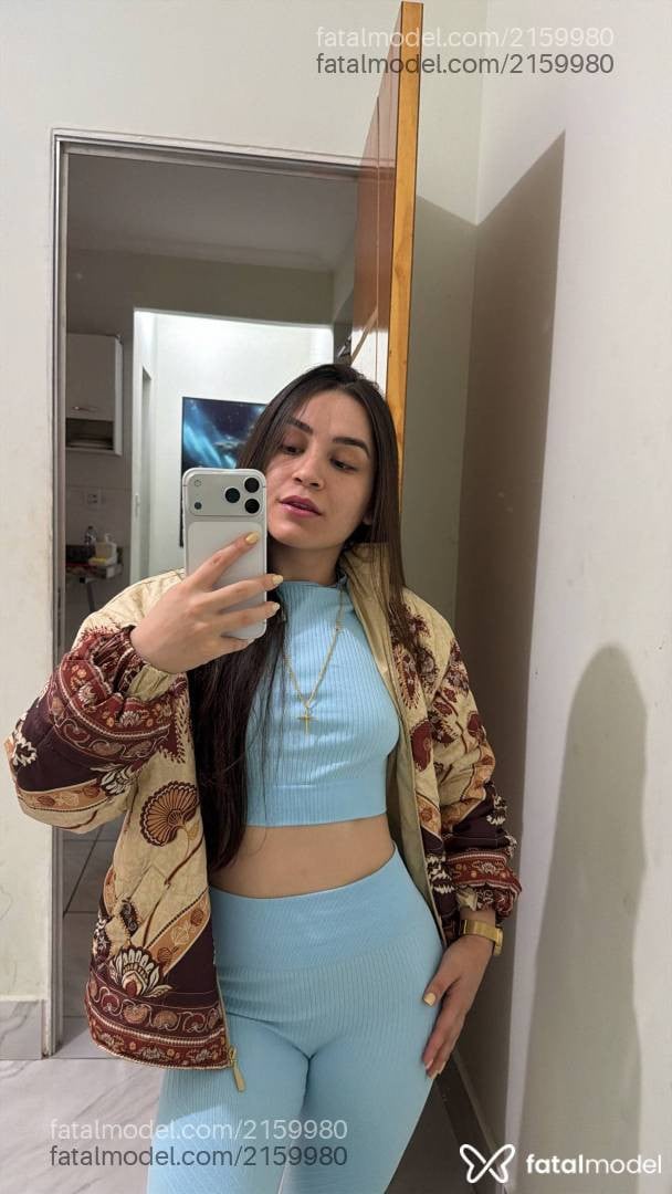 Acompanhante mulher com cabelo castanho de olhos mel - Dávila Martire