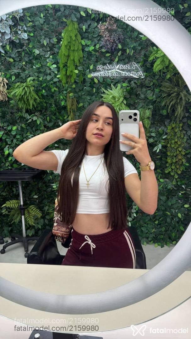 Acompanhante mulher com cabelo castanho de olhos mel - Dávila Martire