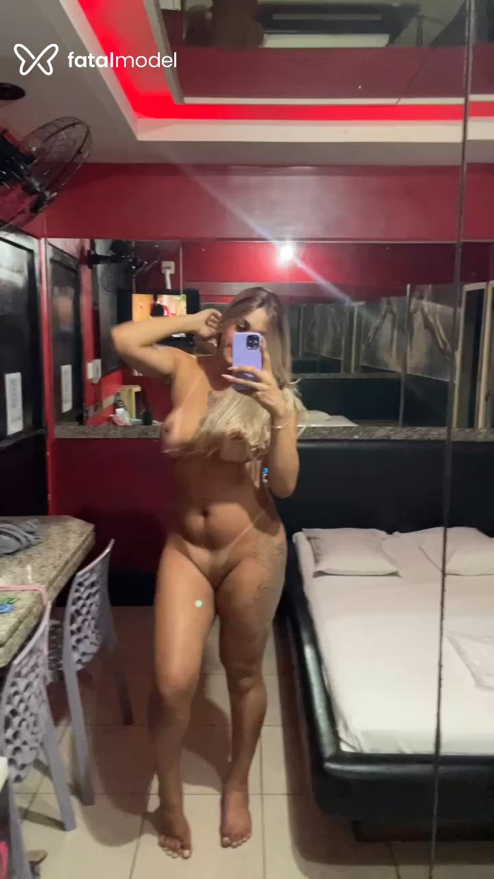Acompanhante mulher trans loira (o) de olhos azuis - Bella Adorável