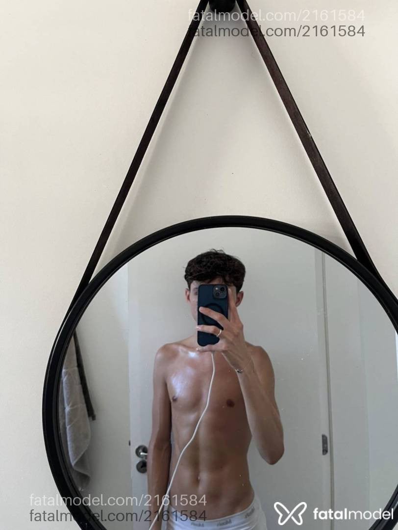 Acompanhante não-binário com cabelo castanho de olhos castanhos - Niccòlo