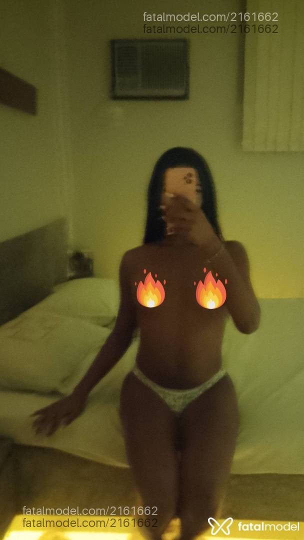 Acompanhante mulher trans com cabelo castanho de olhos castanhos em Niterói - íris