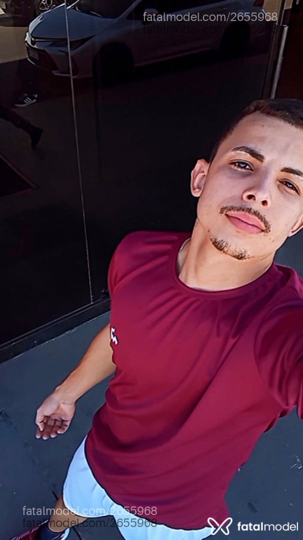 Acompanhante homem com cabelo castanho de olhos pretos - Renan