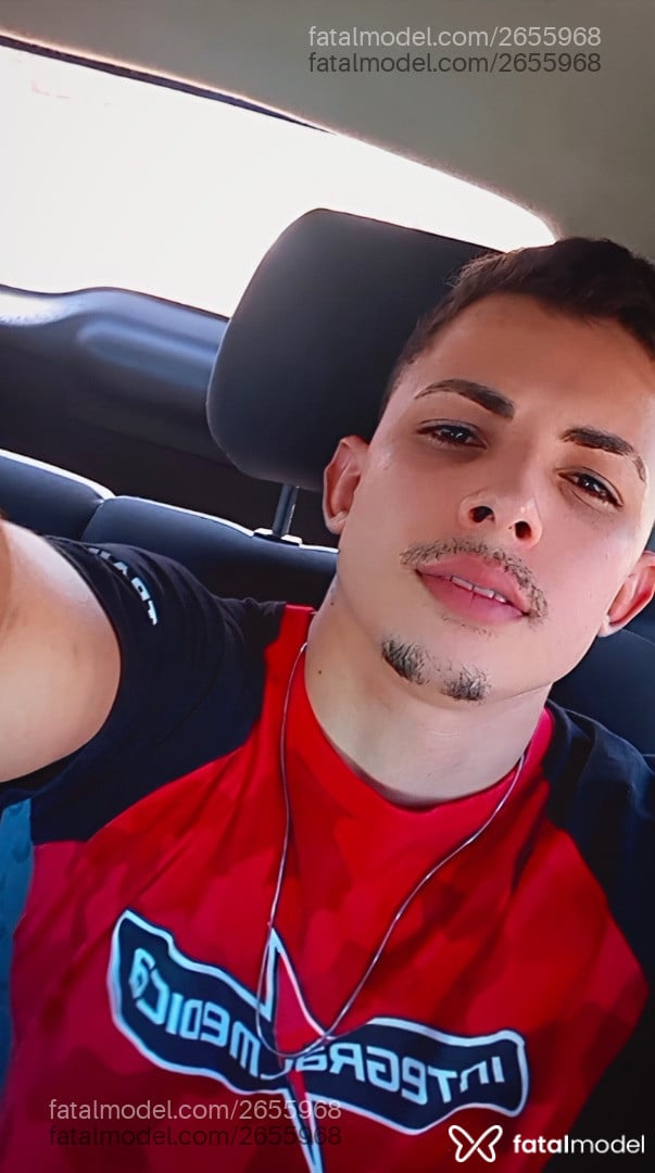 Acompanhante homem com cabelo castanho de olhos pretos - Renan