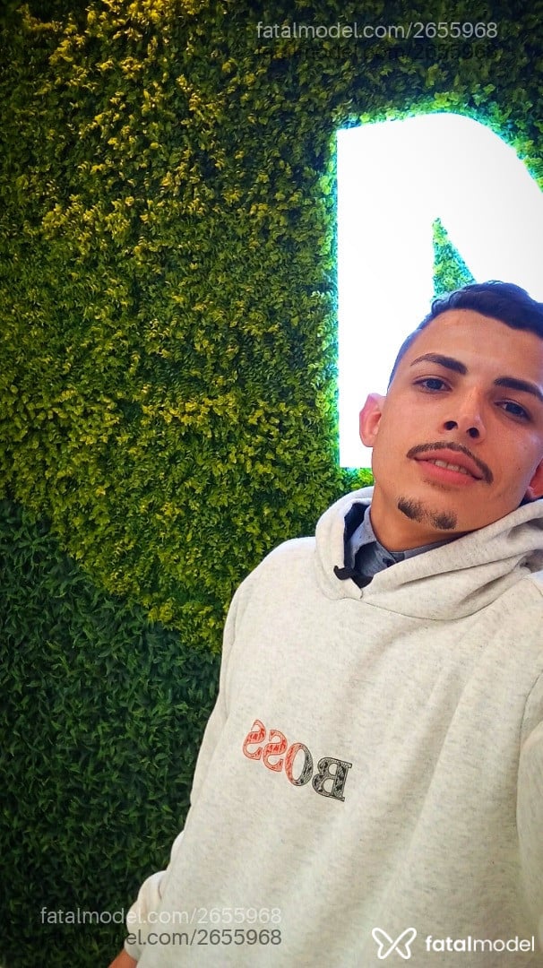Acompanhante homem com cabelo castanho de olhos pretos - Renan