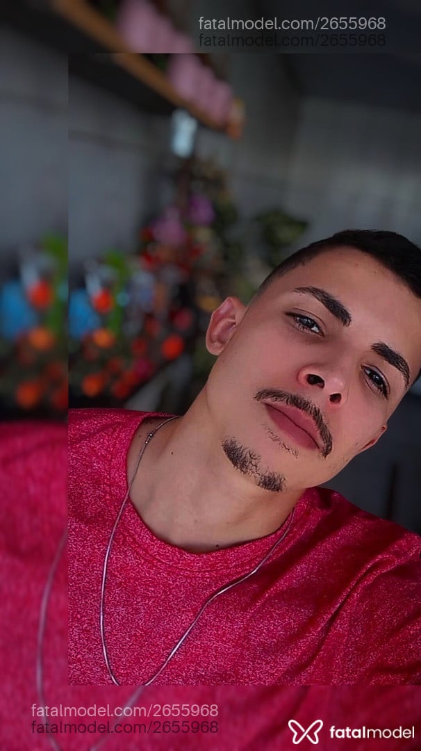 Acompanhante homem com cabelo castanho de olhos pretos - Renan