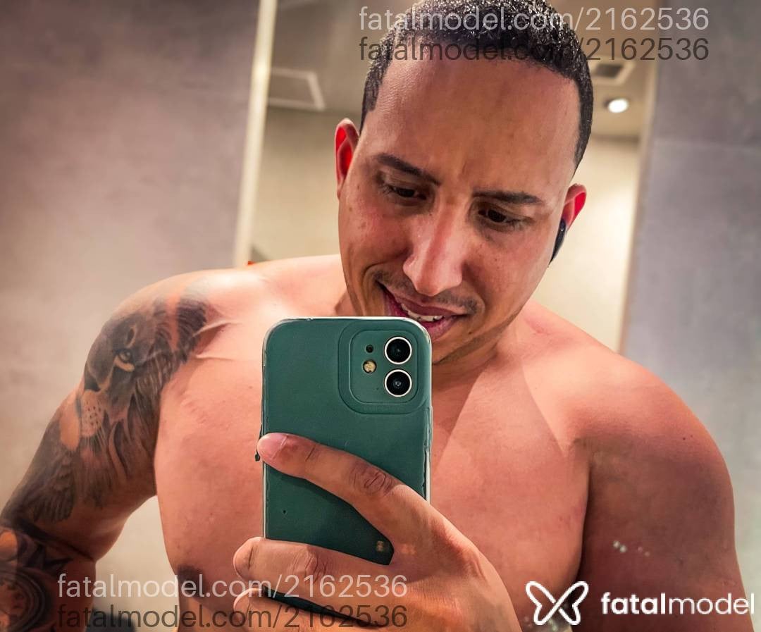 Acompanhante homem morena (o) de olhos pretos - Augusto
