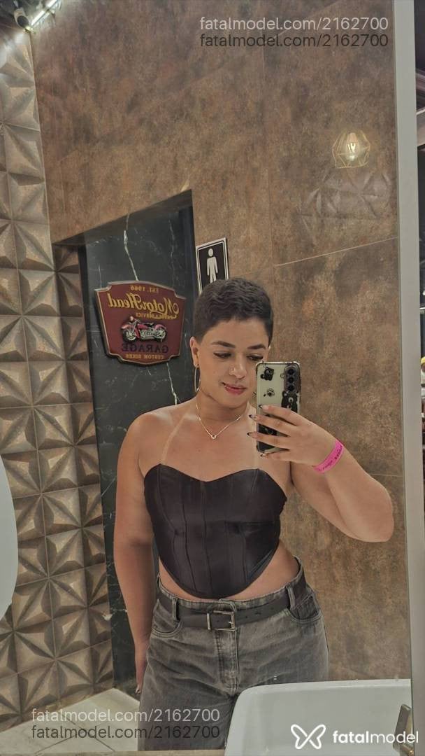 Acompanhante mulher morena (o) de olhos castanhos - Maya