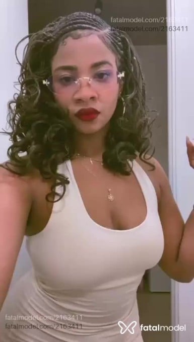 Acompanhante mulher morena (o) de olhos pretos - Penélope