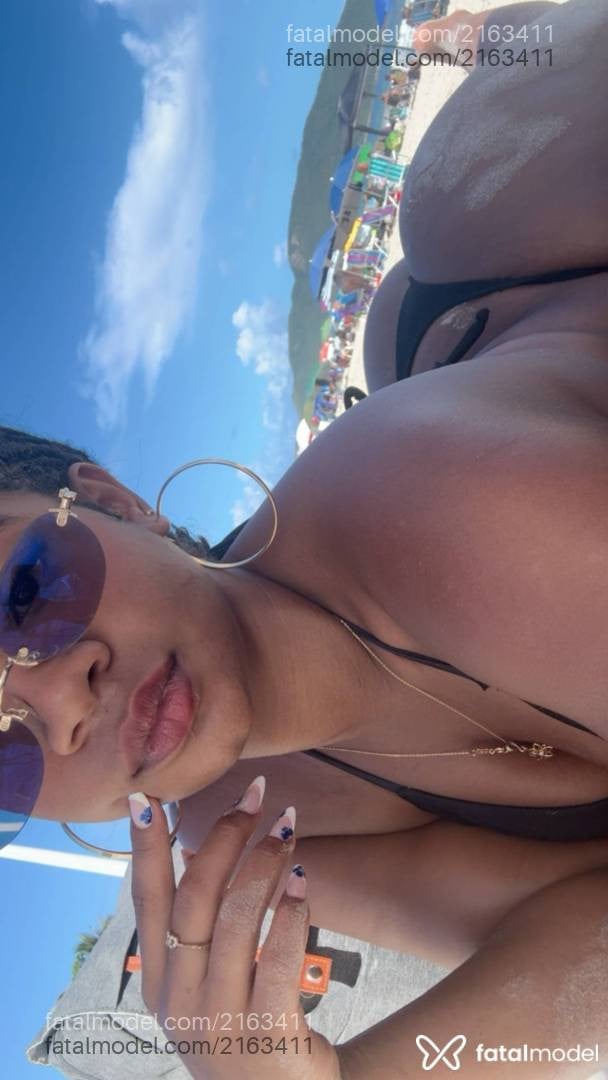 Acompanhante mulher morena (o) de olhos pretos - Penélope
