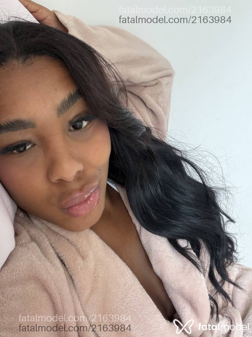 Acompanhante mulher morena (o) de olhos pretos - Carol Morena