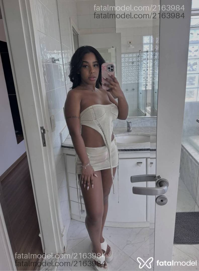 Acompanhante mulher morena (o) de olhos pretos - Carol Morena
