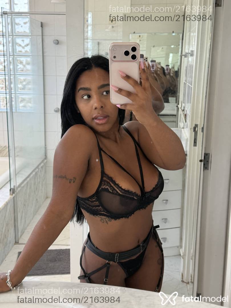 Acompanhante mulher morena (o) de olhos pretos - Carol Morena