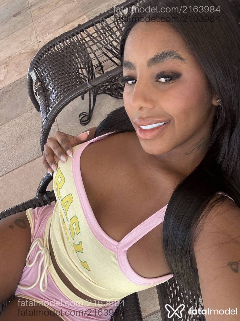 Acompanhante mulher morena (o) de olhos pretos - Carol Morena