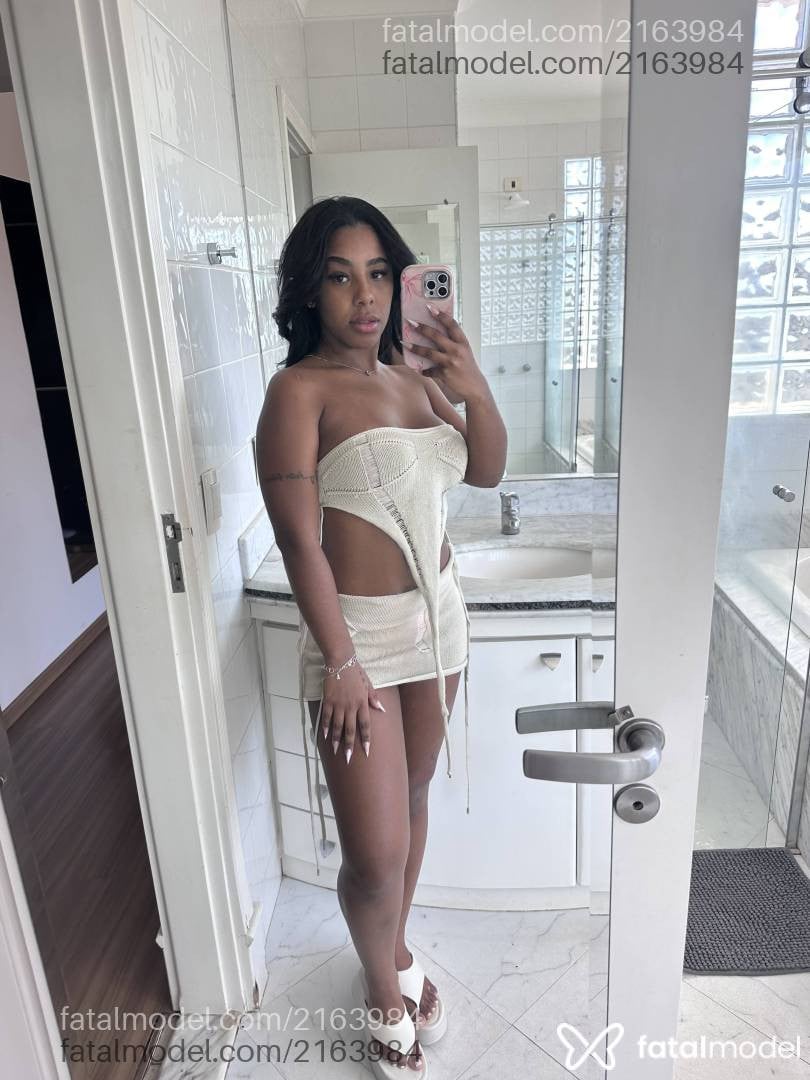 Acompanhante mulher morena (o) de olhos pretos - Carol Morena