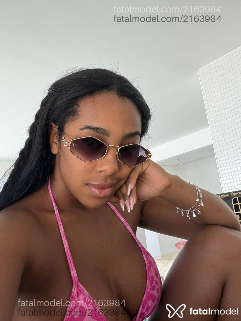 Acompanhante mulher morena (o) de olhos pretos - Carol Morena