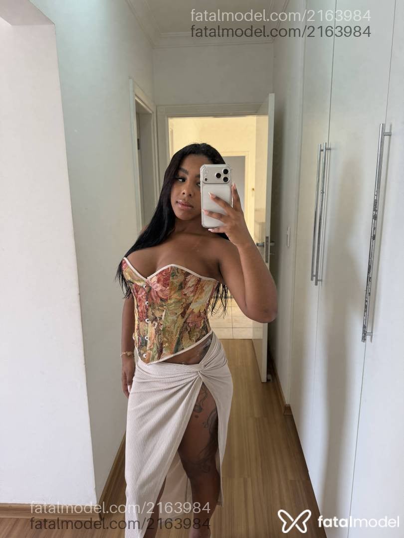 Acompanhante mulher morena (o) de olhos pretos - Carol Morena