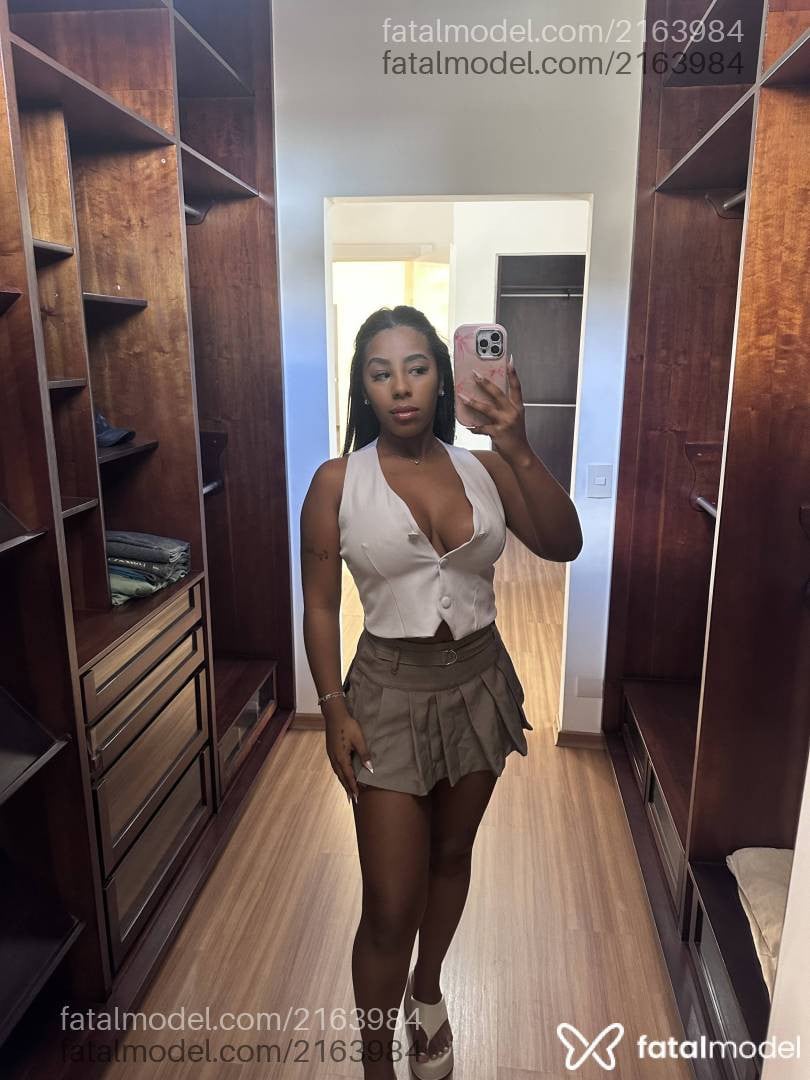 Acompanhante mulher morena (o) de olhos pretos - Carol Morena