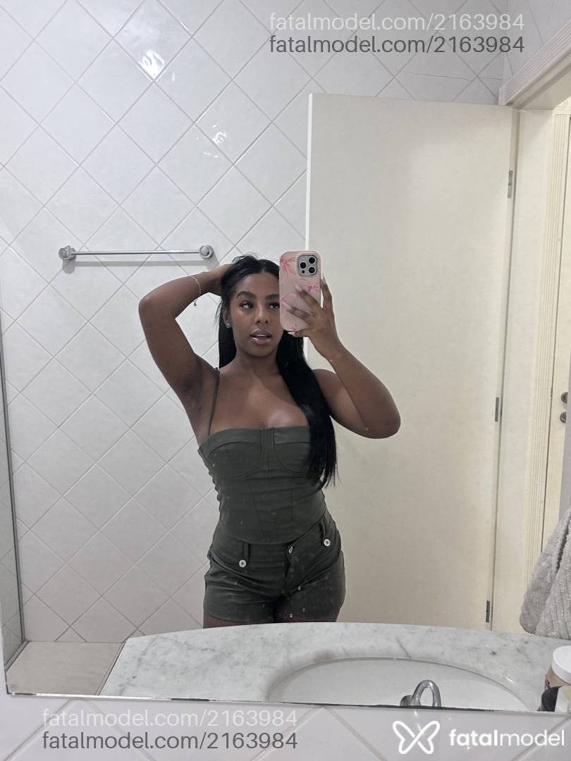 Acompanhante mulher morena (o) de olhos pretos - Carol Morena