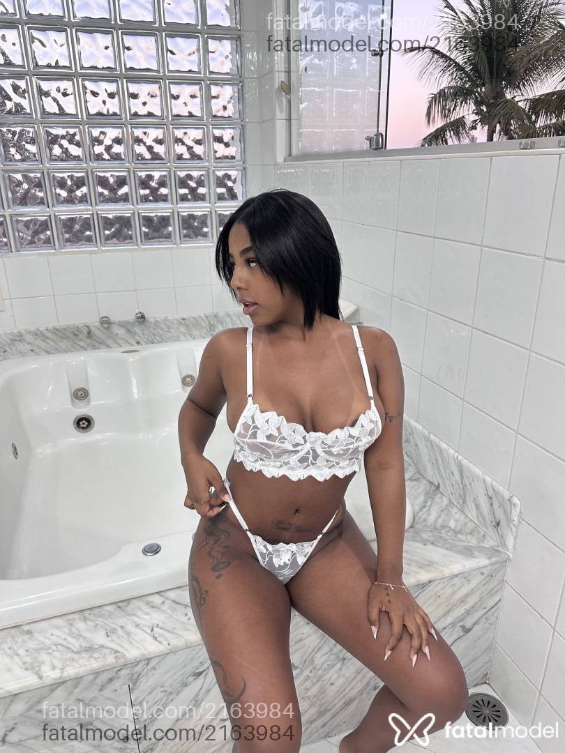 Acompanhante mulher morena (o) de olhos pretos - Carol Morena