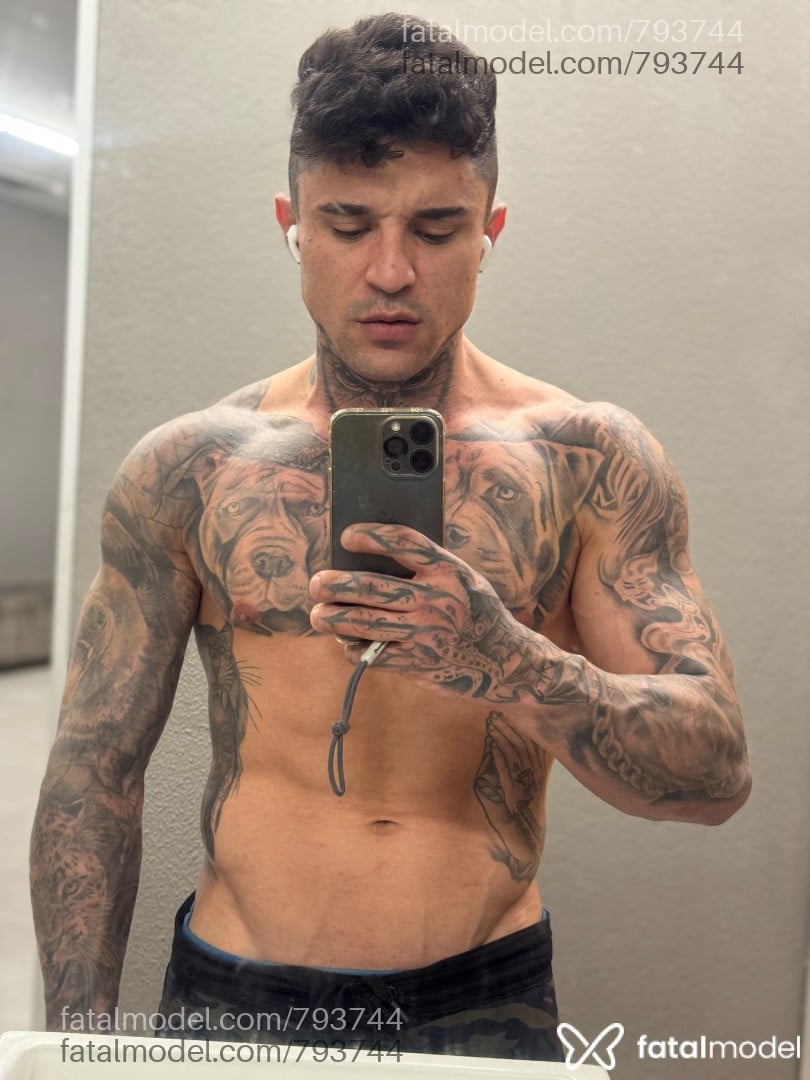 Acompanhante homem com cabelo castanho de olhos castanhos - Mazzagem Tantrlca