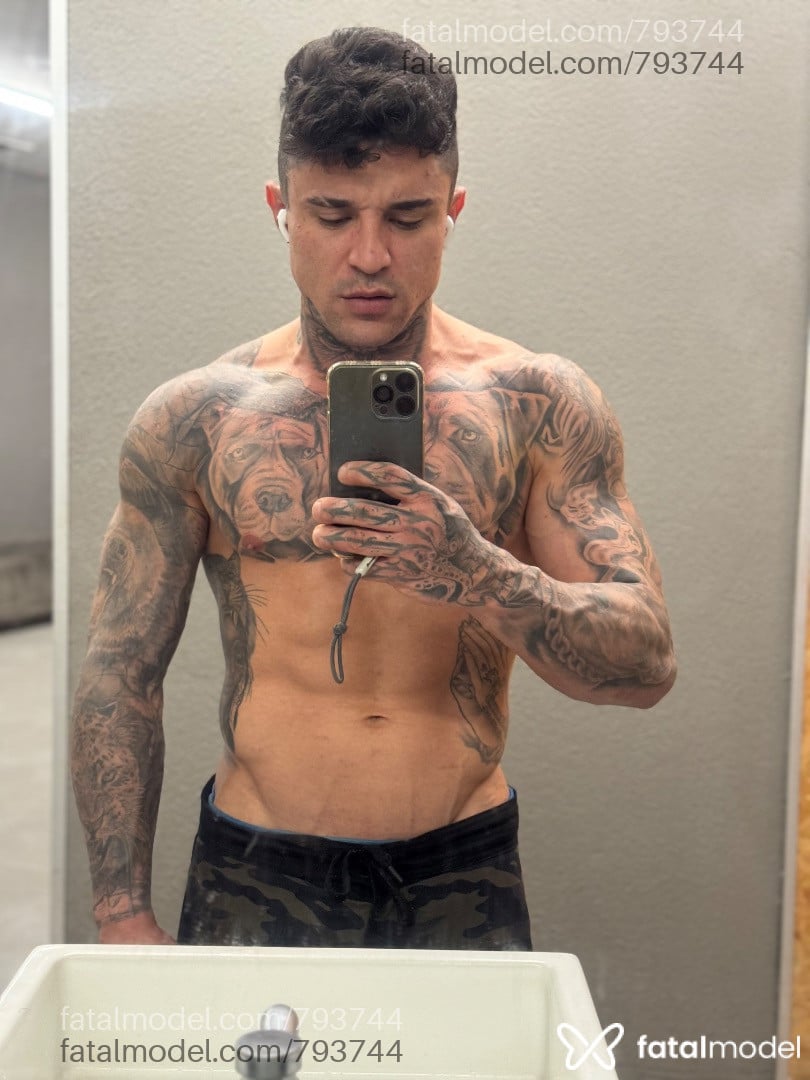 Acompanhante homem com cabelo castanho de olhos castanhos - Mazzagem Tantrlca