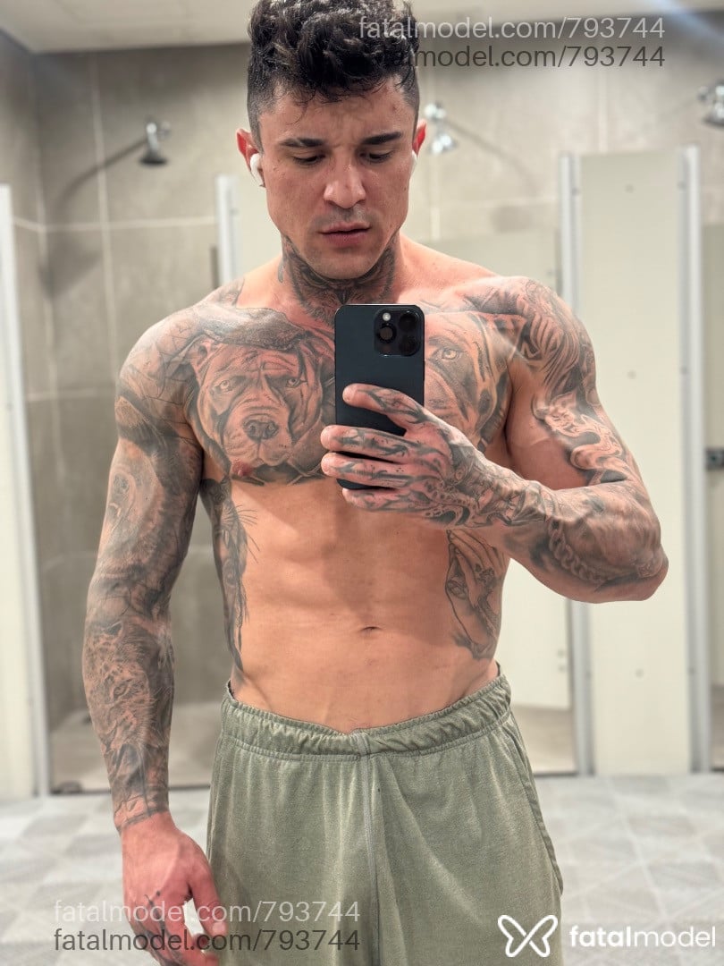 Acompanhante homem com cabelo castanho de olhos castanhos - Mazzagem Tantrlca