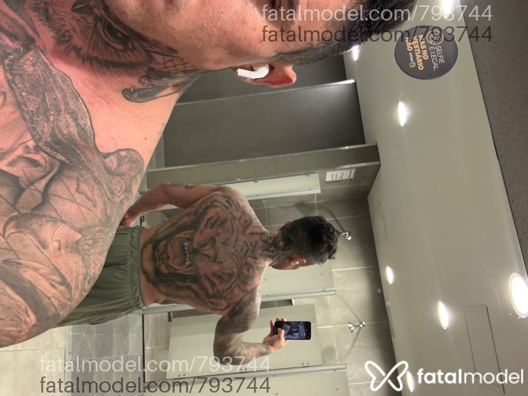 Acompanhante homem com cabelo castanho de olhos castanhos - Mazzagem Tantrlca