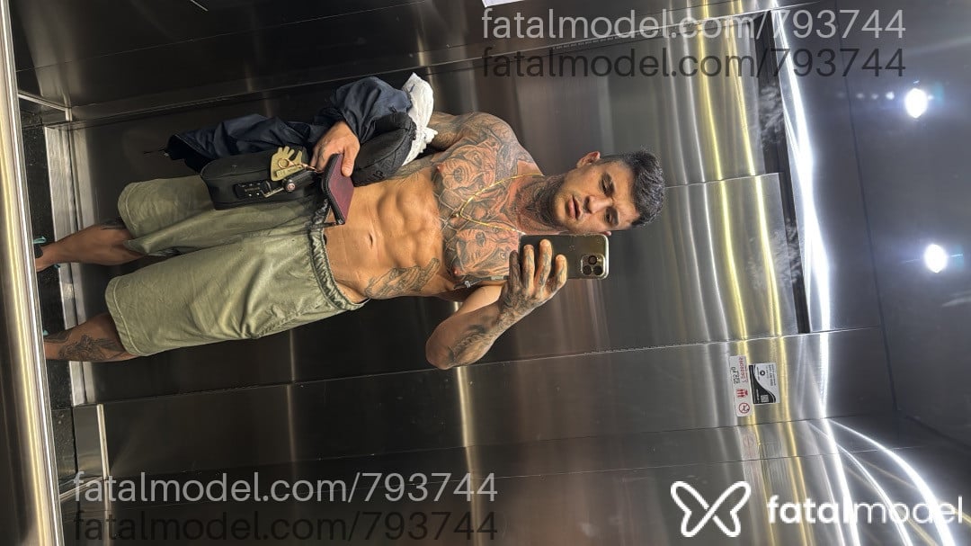 Acompanhante homem com cabelo castanho de olhos castanhos - Mazzagem Tantrlca