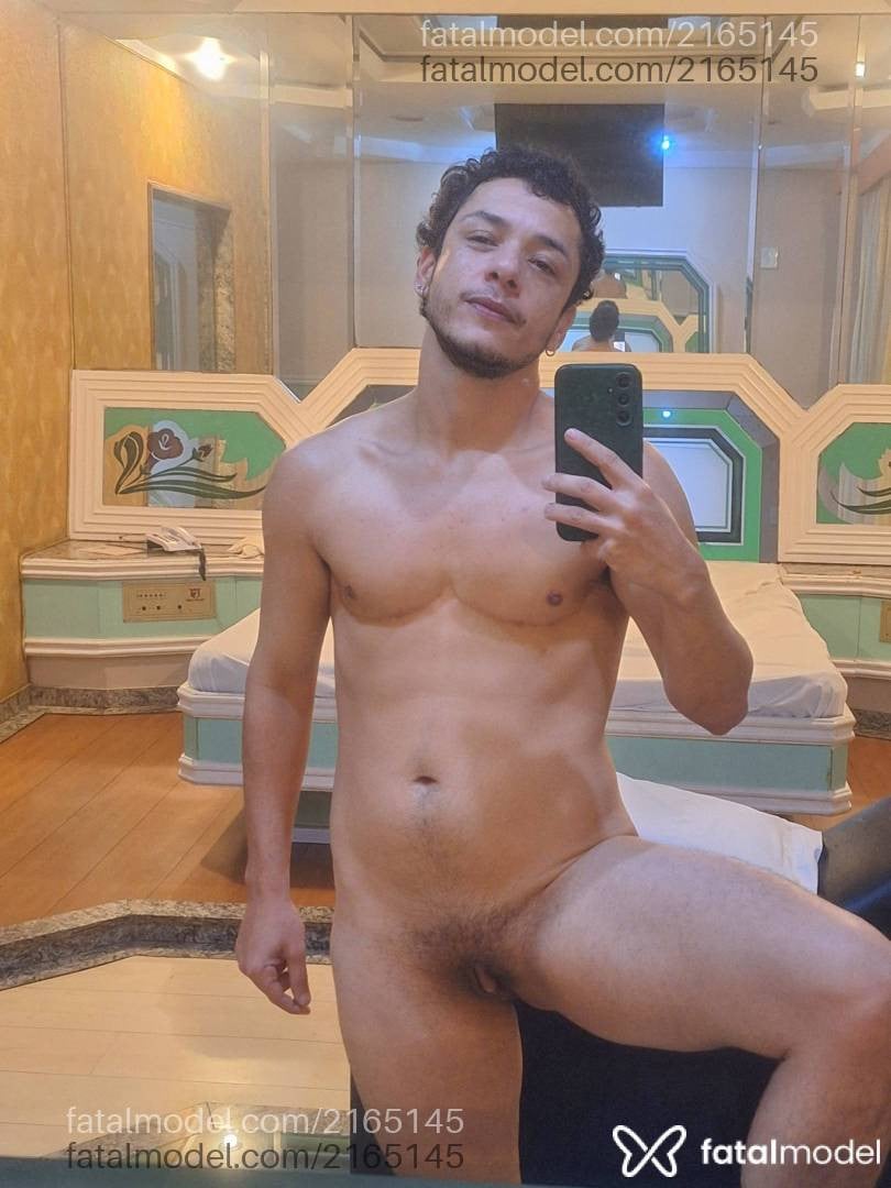 Acompanhante homem trans com cabelo castanho de olhos castanhos - Bragi