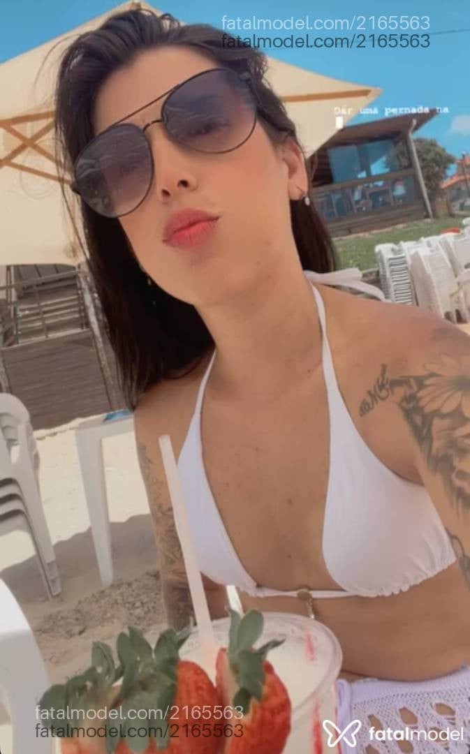 Acompanhante mulher com cabelo castanho de olhos castanhos - Alice ferreira